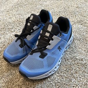 BRAND NEW Women’s on cloud sneakers size 9